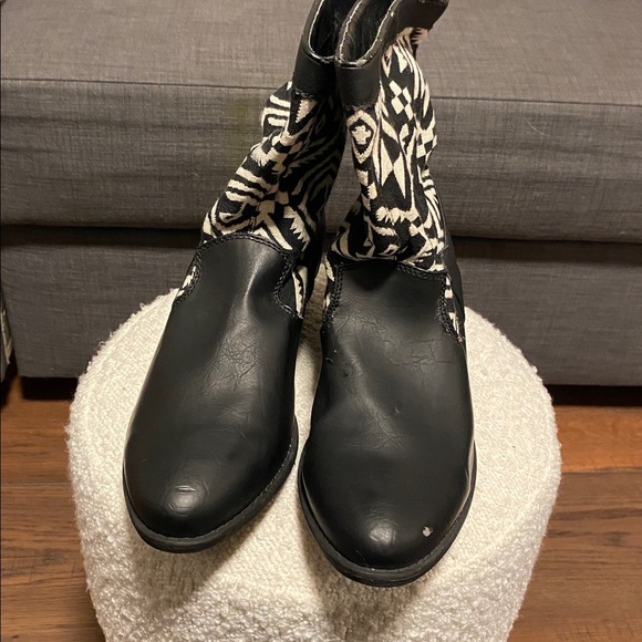 Qupid Black and White Patterned Ankle Booties - Picture 4 of 4